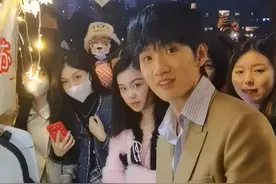 好利来创始人儿子开豪车卖蛋糕，这是豪门少爷体验生活吗？图片