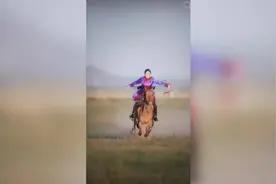 七绝：侠女英姿图片