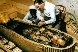 瑞士“睡美人”：身穿羊毛大衣，躺在树干里2200年，生前喜欢吃糖图片