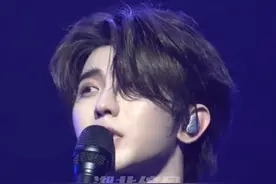 “抱歉，让你们担心了”，蔡徐坤新加坡演唱会如期举行，粉丝狂呼你要开心！图片