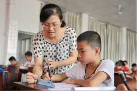 教师迎好消息，将获得五个月补发工资，部分教师可能被“扣款”图片