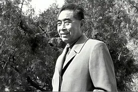周总理打电话借书，管理员说：不外借，要看就来图书室看图片