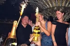 15年，华裔富豪与多国女星有染，掏空马来西亚国库，被3国通缉图片