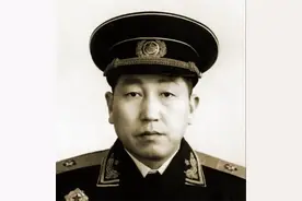 16岁少年偷偷参军，18年后成副司令返乡，母亲不识：长官，你找谁图片