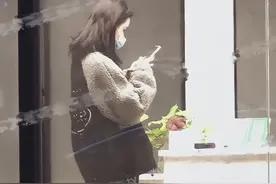 感情稳定！尹正陈都灵同回小区被拍，去年8月俩人恋情曝光图片