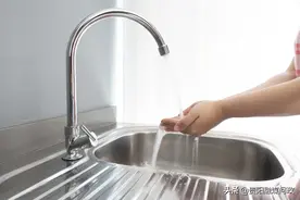 踏实了！白云区一小区水表接通，居民缴上水费了！丨融媒问政图片