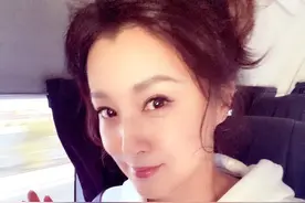 50岁藤原纪香晒新照！穿卫衣亮相依然是女神，皮肤好嫩真像20岁图片