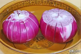这才是洋葱最好吃的做法，不用炒不凉拌，出锅鲜嫩多汁，太香了图片