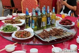 酒桌上，别傻坐着不吭声，掌握以下4句万能开场白，轻松驾驭全场图片