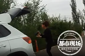 女子高速紧急停车，激情歌舞，只为网络直播图片