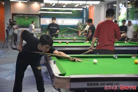 南宁台球比赛，64名选手捉对较量抢“黑8”图片