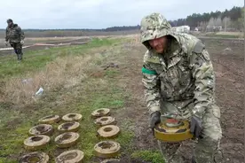 俄军雷区“丧心病狂”，乌军攻势受阻，能否用集束弹药排雷？图片