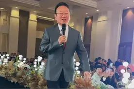 76岁蒋大为参加婚礼商演，被指太掉价，此前曾冒雨捞金图片