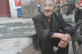 81岁大爷寒风中卖大葱，年轻夫妻买7斤付钱后却被拽住不让走图片