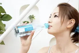 早晨起来后喝一杯温水等于喝细菌？医生直言：很多人都误解了图片