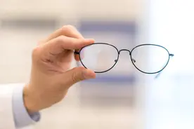 孩子才上幼儿园，就查出散光，就要戴眼镜了吗？图片