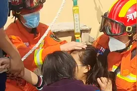 河南消防员抓女孩马尾高空救人 事后举动暖哭网友 当事人：怕抓疼她图片