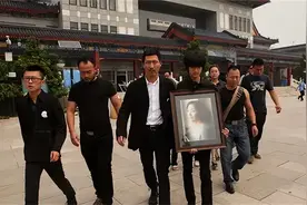 张子健前妻李婷葬礼现场：临终前一直在等他，曾演女警察红遍全国图片