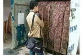 神回复：新来的电工师傅，站那半天了一动不动，他在想什么？图片