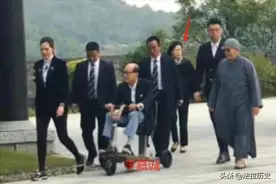 95岁李嘉诚现身杭州灵隐寺，身形暴瘦腿成麻杆，众多保镖贴身保护图片