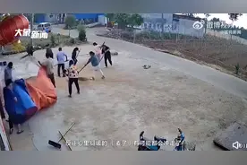 村民暴雨前主动帮邻居抢收晾晒的麦子，麦子的主人：心里很暖，晚一点就被大雨冲走图片