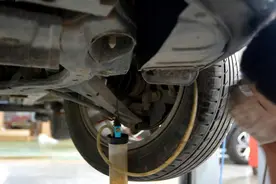 有人说刹车油10万公里不用换，有人说4万公里必须换！到底听谁的图片