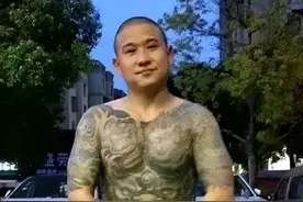 满身刺青的“社会人”，被老实人追砍，倒地后才知他是昆山龙哥图片