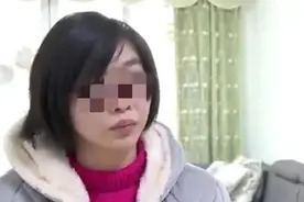 儿媳好吃懒做，生下孩子后，脱裤子要婆婆帮她洗澡，婆婆：离婚！图片