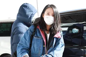 张梓琳生二胎后现身机场 老公罕见露面拥抱分别图片