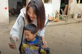 小赵的三农，一个热爱自媒体的姑娘，帮助残疾人丹丹一家令人感动图片