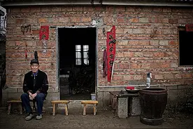 山东55岁农民捡泥3年，为弟弟徒手盖7层楼房，可惜后者已无法回家图片