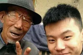 变形记王晨正：被爷爷感化，爷爷去世后万里吊丧，至今未走出悲伤图片