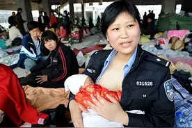 轰动一时的“警察妈妈”：汶川废墟中哺乳9婴，今已是政治处主任图片