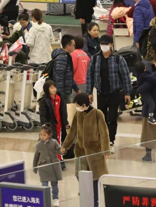 孙俪一家四口罕走机场，穿貂皮大衣像阔太太，一对儿女超可爱