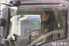 有时候被人帮，有时候遭人拒绝！在宁波开平板大货车，她的故事很励志图片
