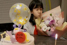 陆毅低调为大女儿庆生，14岁贝儿颜值高像爸爸，个头已近一米七图片