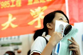 韦东奕高中上课照意外火了，坐姿挺拔全程闭目，桌上只有一个物品图片