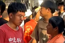 环卫工母亲等儿子出考场，为孩子递上了一瓶矿泉水，两人相拥而泣图片