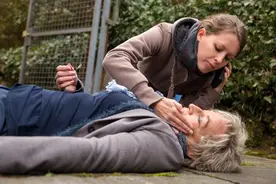 人工呼吸到底是吸气还是吹气？口对口人工呼吸该如何做？一文科普图片