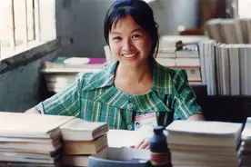 1992年，那个被邓小平资助上学的广西女孩，毕业后回到母校当校长图片