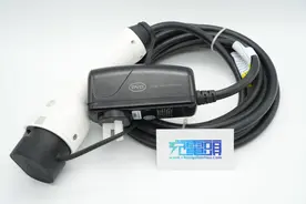 或许你就在使用它，比亚迪1760W新能源汽车交流充电枪拆解图片