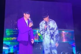 周杰伦空降林俊杰台北演唱会 惊喜合唱《可惜没如果》图片