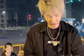 当明星“失业”，摆烧烤摊、当收银员、回农村卖菜，努力养活自己图片