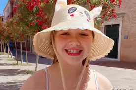 贝克汉姆女儿小七又胖了？穿碎花连衣裙好气质，不愧是名媛千金图片