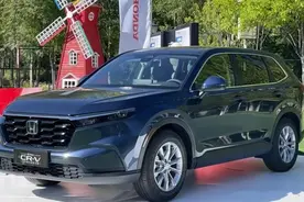 本田终于憋不住了！新一代CRV曝光，外观野性升级，还配大七座图片