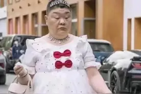 中年妇人因穿着上热搜，从饱受白眼到受人敬佩，背后隐藏着心酸图片