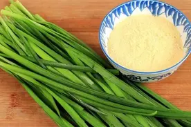 韭菜和玉米面新吃法，花了10天琢磨，装盘那一刻，整个人都看馋了图片