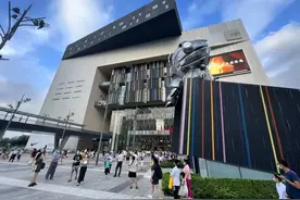 全球奢侈品到手1折，汗血宝马、金刚鹦鹉……深圳这座超大型盒子MALL太好逛图片