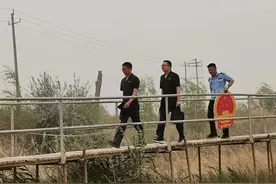 什么情况？被法官追着卖鱼卖厂房，为啥他还送锦旗？图片