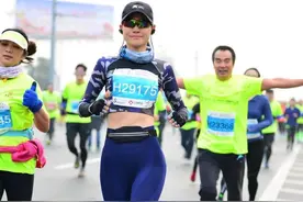 马拉松最“尴尬”的体验：跑者“无奈”坐上收容车图片